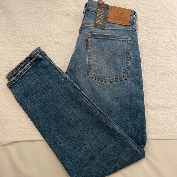 Levi's Wedgie, tapered leg, high rise - Size 28 - Picture 1 of 2